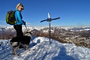 70 Alla piccola croce della  cima innevata del  Monte Podona (1228 m) 